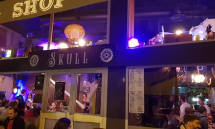 On a pris l’apéro dans le 1er bar steampunk, le Skull à Lyon !
