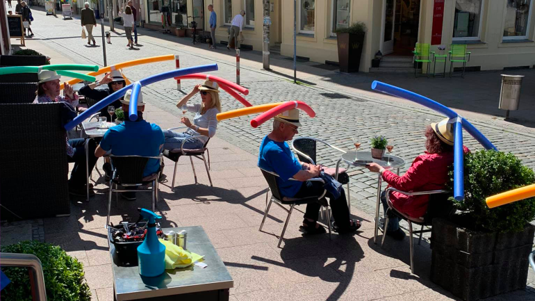 Ce bar allemand propose une idée insolite pour un apéro en terrasse malgré le virus