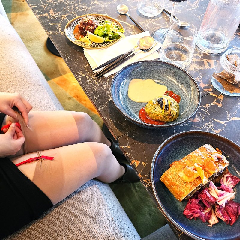 femme en porte-jaretelle au diner libertin