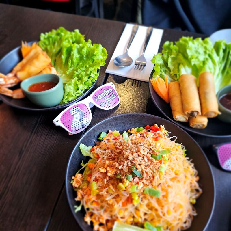 repas thailandais entre celibataires à Paris